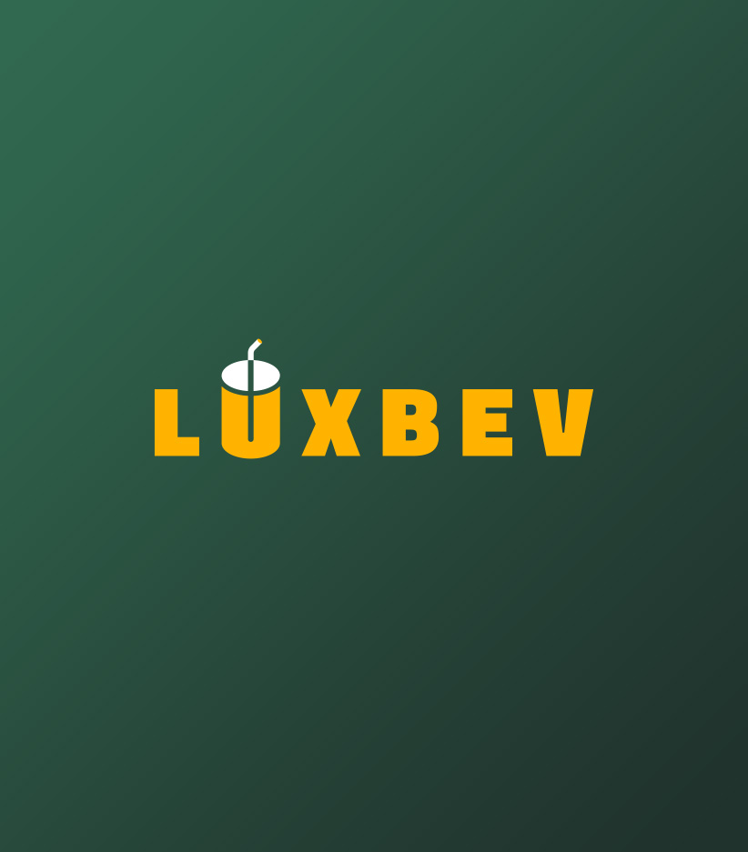 Luxbev Logo in Gelb auf grünem Hintergrund. U ist ein Getränk mit Strohhalm